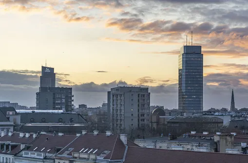 Od lewej: wieżowiec Warsaw Trade Tower oraz Błękitny Wieżowiec