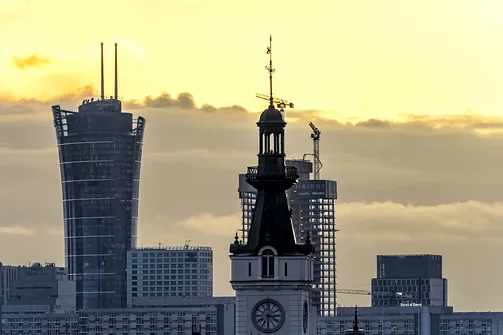 Od lewej: PEKAO Tower, Warsaw Spire, Hotel Hilton Warsaw City, dalej wieża pałacu Jabłonowskich i powstający The Bridge, a obok Prime