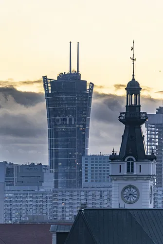 Warsaw Spire z towarzyszącą mu wieżą pałacu Jabłonowskich