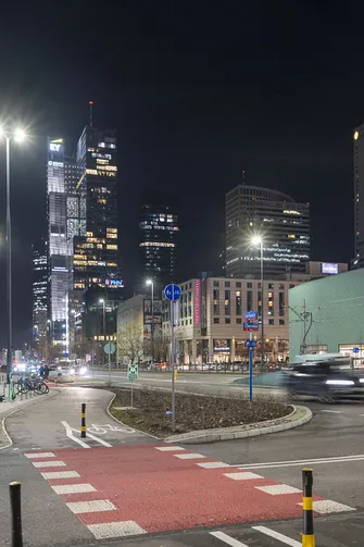 Od lewej: Rondo 1, biurowiec SKYSAWA i Warsaw Financial Center