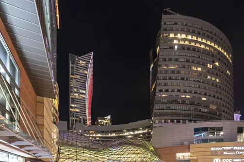 Od lewej: apartamentowiec Złota 44 i wieżowiec Skylight