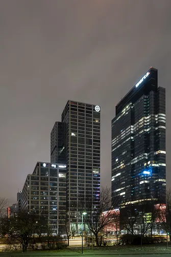 Od lewej: kompleks Generation Park oraz Warsaw Unit