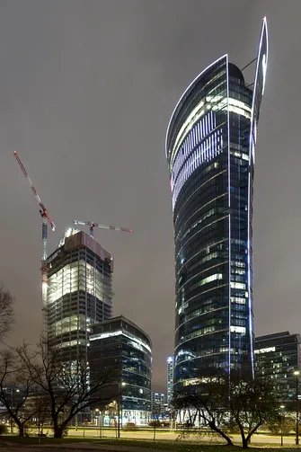 Po lewej The Bridge, obok niego Warsaw Spire