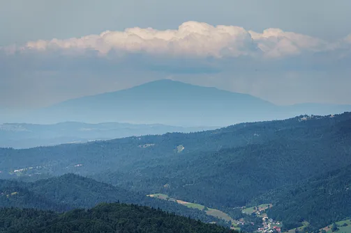 Babia Góra widziana z wieży widokowej na Lubaniu
