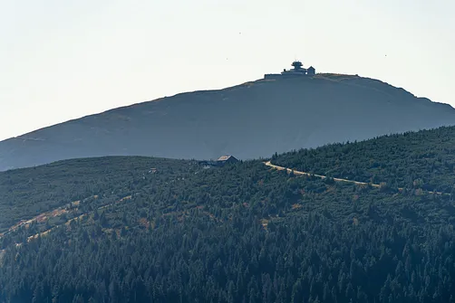 Widok na Śnieżke i górną stację kolei linowej Zbyszek