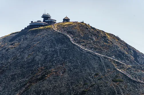Śnieżka z Karpacza przez Pielgrzymy, Słonecznik i trzy karkonoskie schroniska