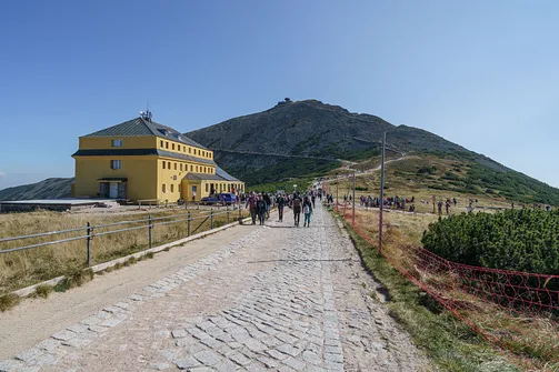 Schronisko Dom Śląski na tle Śnieżki