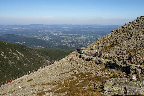Śnieżka z Karpacza przez Pielgrzymy, Słonecznik i trzy karkonoskie schroniska