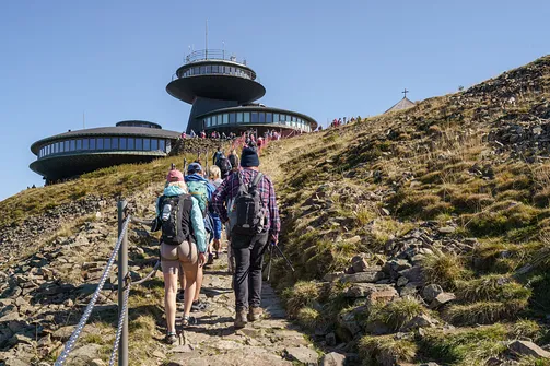 Śnieżka z Karpacza przez Pielgrzymy, Słonecznik i trzy karkonoskie schroniska