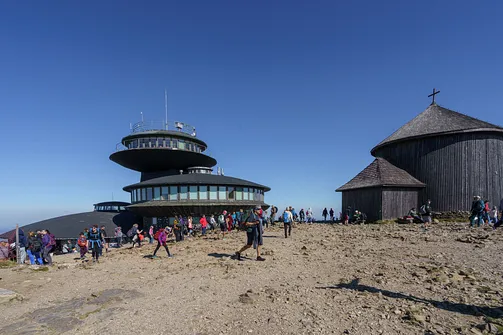 Śnieżka z Karpacza przez Pielgrzymy, Słonecznik i trzy karkonoskie schroniska