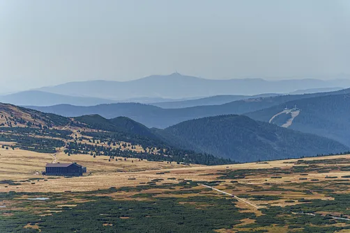 Widok ze Śnieżki na górę Ještěd w Czechach