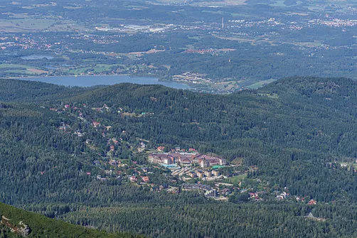 Widok ze Śnieżki na Hotel Gołębiewski w Karpaczu