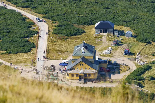 Widok ze Śnieżki na schronisko Dom Śląski 