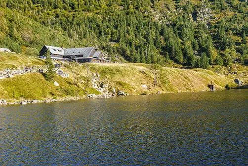 Widok na schronisko Samotnia znad Małego Stawu