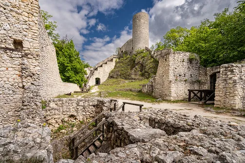 Zamek Pilcza - obronna twierdza na wapiennym wzgórzu w Smoleniu