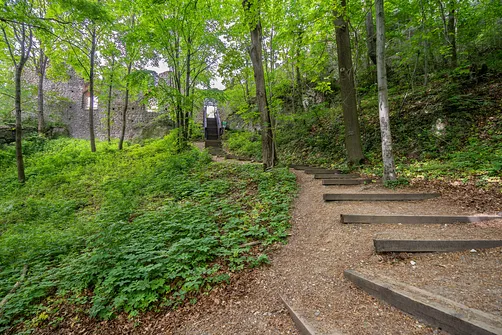 Zamek Pilcza - obronna twierdza na wapiennym wzgórzu w Smoleniu