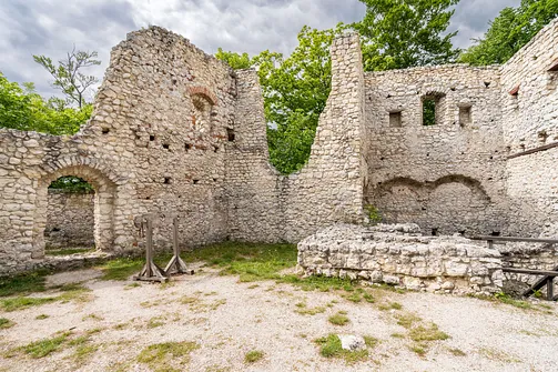 Zamek Pilcza - obronna twierdza na wapiennym wzgórzu w Smoleniu