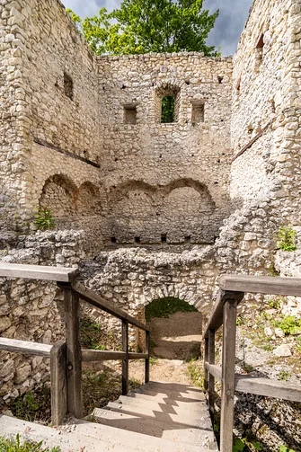 Zamek Pilcza - obronna twierdza na wapiennym wzgórzu w Smoleniu