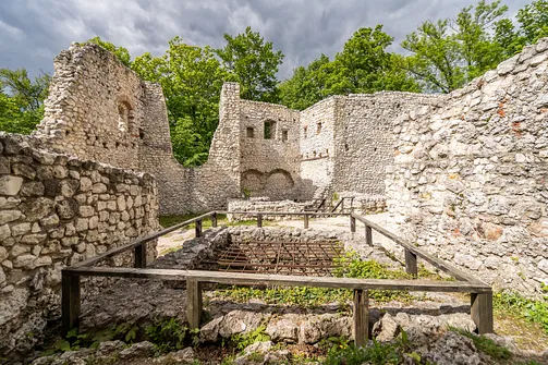 Zamek Pilcza - obronna twierdza na wapiennym wzgórzu w Smoleniu