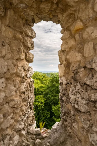 Zamek Pilcza - obronna twierdza na wapiennym wzgórzu w Smoleniu