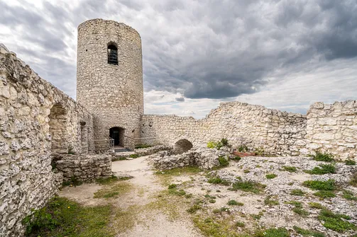 Zamek Pilcza - obronna twierdza na wapiennym wzgórzu w Smoleniu