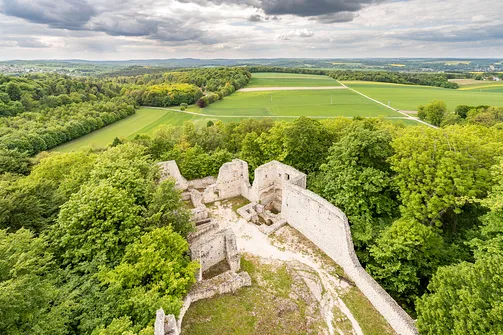Zamek Pilcza - obronna twierdza na wapiennym wzgórzu w Smoleniu