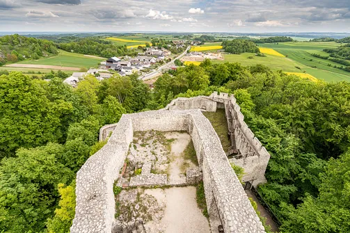 Zamek Pilcza - obronna twierdza na wapiennym wzgórzu w Smoleniu