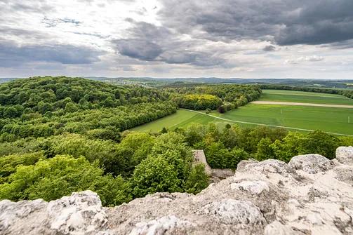 Zamek Pilcza - obronna twierdza na wapiennym wzgórzu w Smoleniu