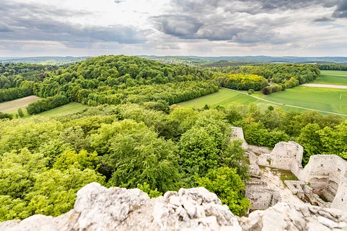 Zamek Pilcza - obronna twierdza na wapiennym wzgórzu w Smoleniu