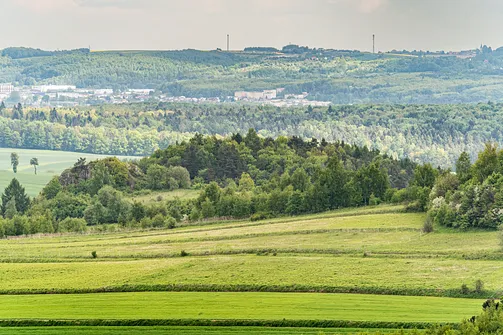 Zamek Pilcza - obronna twierdza na wapiennym wzgórzu w Smoleniu