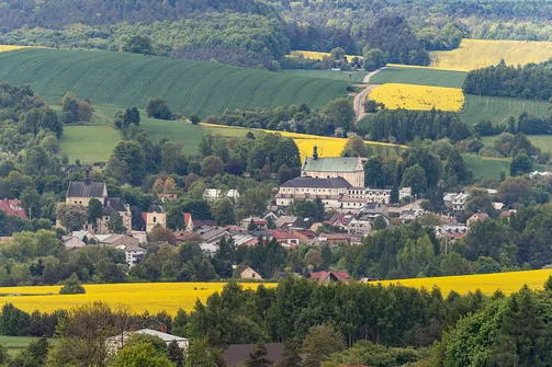 Widok na zabudowania Pilicy z wieży zamkowej w Smoleniu