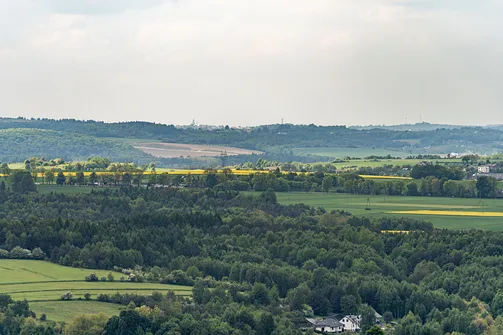 Zamek Pilcza - obronna twierdza na wapiennym wzgórzu w Smoleniu