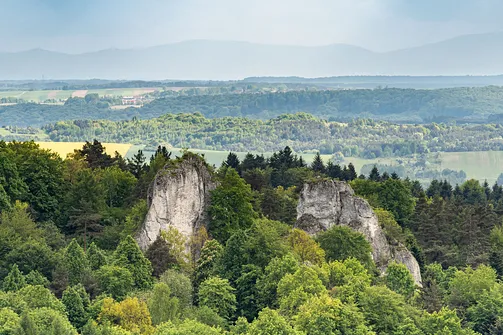 Zamek Pilcza - obronna twierdza na wapiennym wzgórzu w Smoleniu