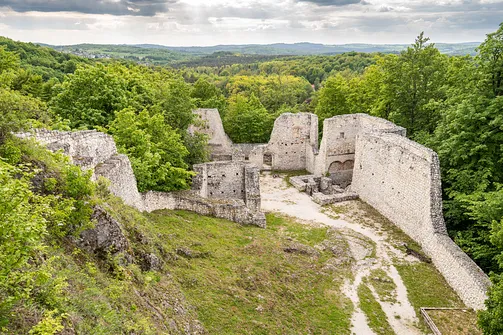 Zamek Pilcza - obronna twierdza na wapiennym wzgórzu w Smoleniu