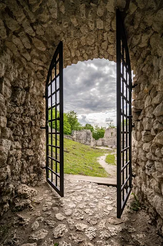 Zamek Pilcza - obronna twierdza na wapiennym wzgórzu w Smoleniu