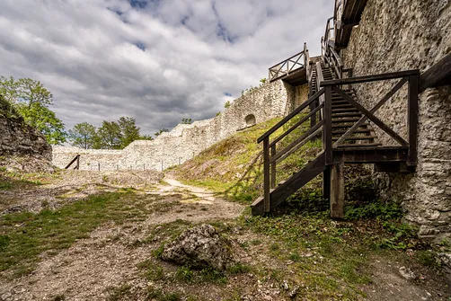 Zamek Pilcza - obronna twierdza na wapiennym wzgórzu w Smoleniu