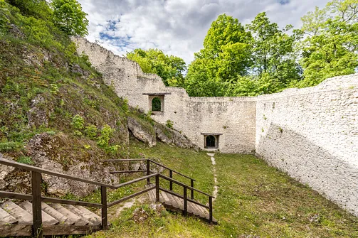 Zamek Pilcza - obronna twierdza na wapiennym wzgórzu w Smoleniu
