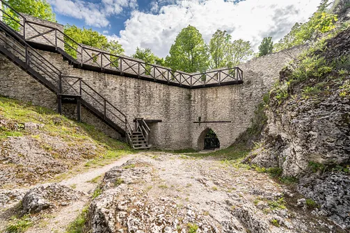 Zamek Pilcza - obronna twierdza na wapiennym wzgórzu w Smoleniu