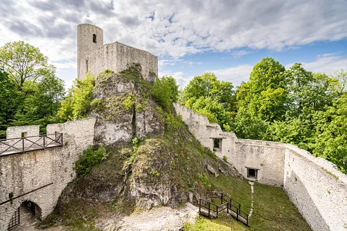 Zamek Pilcza - obronna twierdza na wapiennym wzgórzu w Smoleniu