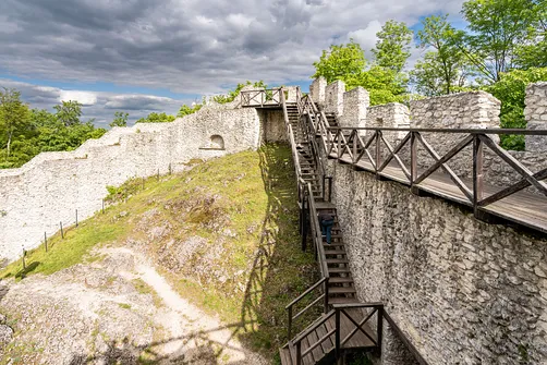 Zamek Pilcza - obronna twierdza na wapiennym wzgórzu w Smoleniu