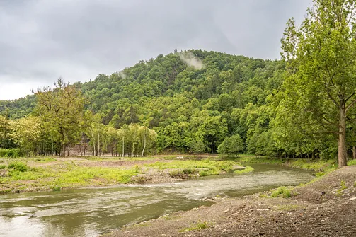 Wędrówka na Kalwarię do kaplicy Matki Bożej Płaczącej. Obryw Skalny i panorama Barda.