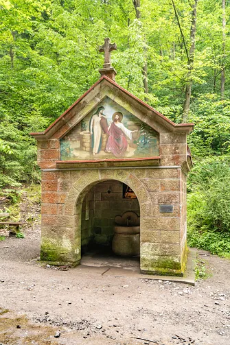 Wędrówka na Kalwarię do kaplicy Matki Bożej Płaczącej. Obryw Skalny i panorama Barda.