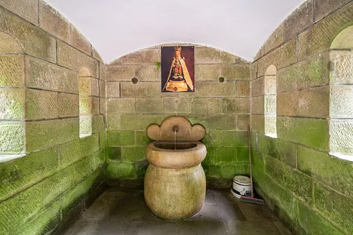 Wędrówka na Kalwarię do kaplicy Matki Bożej Płaczącej. Obryw Skalny i panorama Barda.