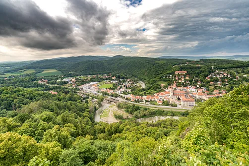 Wędrówka na Kalwarię do kaplicy Matki Bożej Płaczącej. Obryw Skalny i panorama Barda.