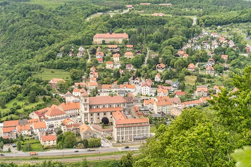 Wędrówka na Kalwarię do kaplicy Matki Bożej Płaczącej. Obryw Skalny i panorama Barda.