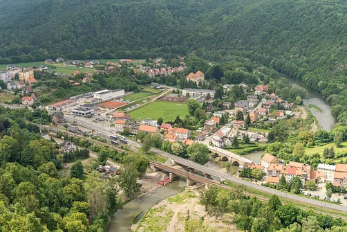 Wędrówka na Kalwarię do kaplicy Matki Bożej Płaczącej. Obryw Skalny i panorama Barda.