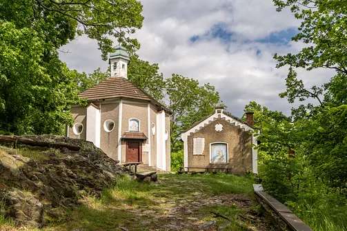 Wędrówka na Kalwarię do kaplicy Matki Bożej Płaczącej. Obryw Skalny i panorama Barda.