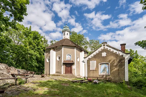 Wędrówka na Kalwarię do kaplicy Matki Bożej Płaczącej. Obryw Skalny i panorama Barda.