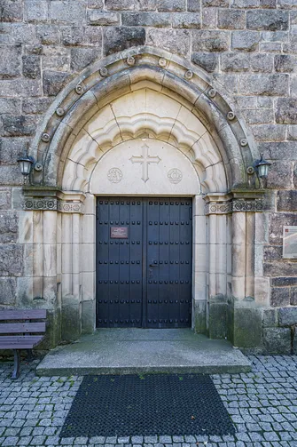 Kościół Najświętszego Serca Pana Jezusa w Karpaczu - drzwi wejściowe