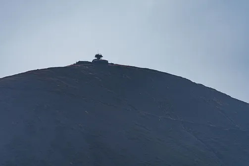 Szczyt Śnieżki widziany z Karpatki